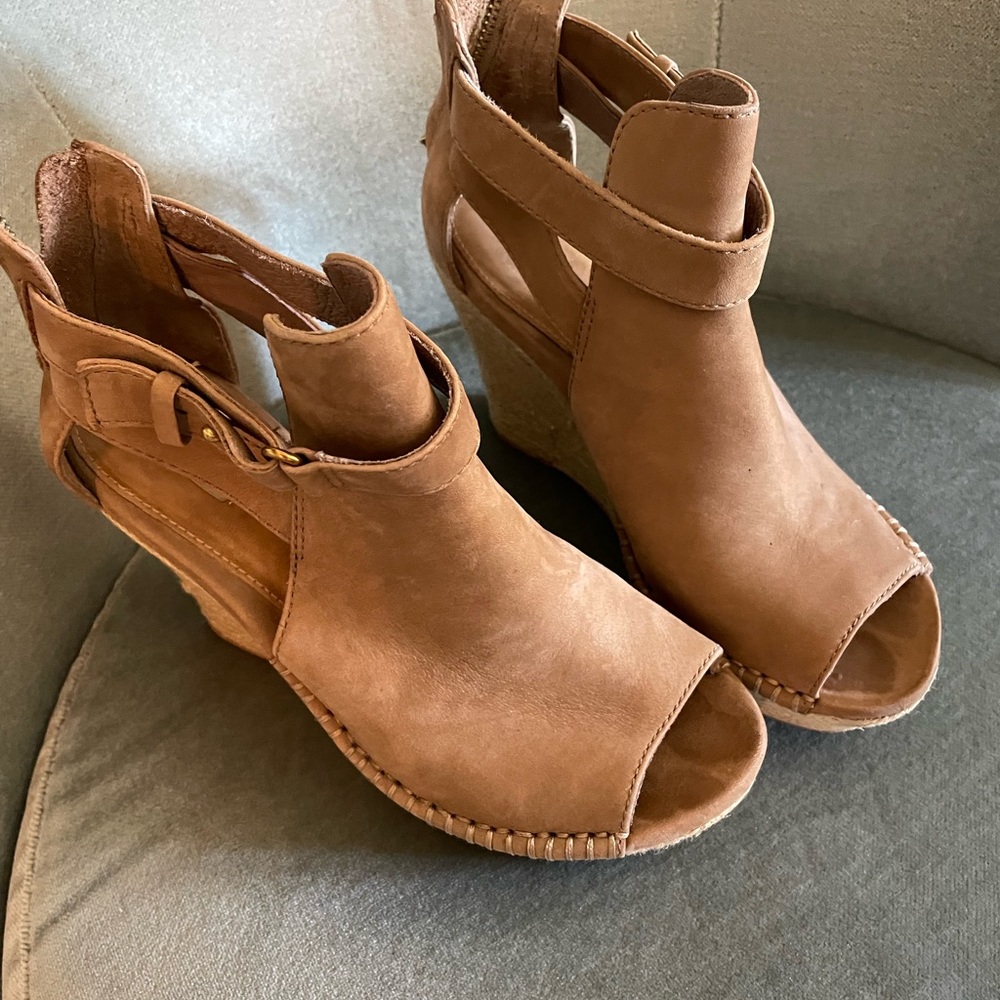UGG platform in neutral shade